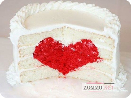 Бисквитный торт с сердцем внутри