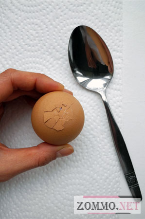 Делаем отверстие на яйце