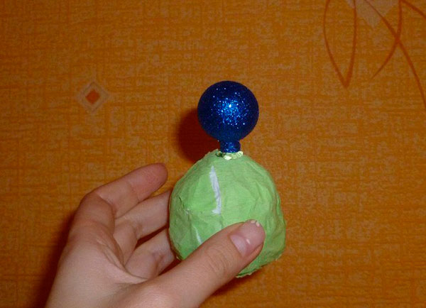 Зеленый шарик и елочная игрушка