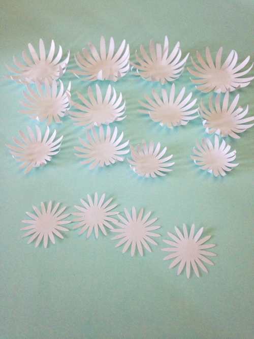 Хризантемы из бумаги-раскладываем детали по размеру