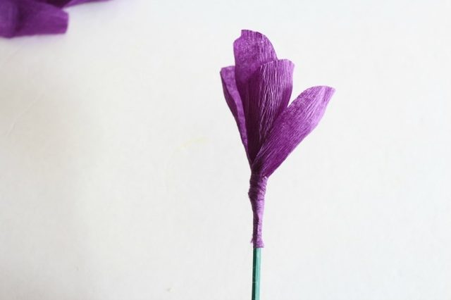 Крокусы из бумаги-приклеиваем фиолетовую полоску