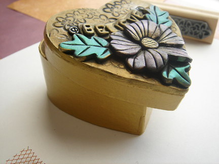 Шкатулка из полимерной глины-покрасьте детали и коробочку