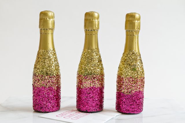Как украсить шампанское с помощью блесток