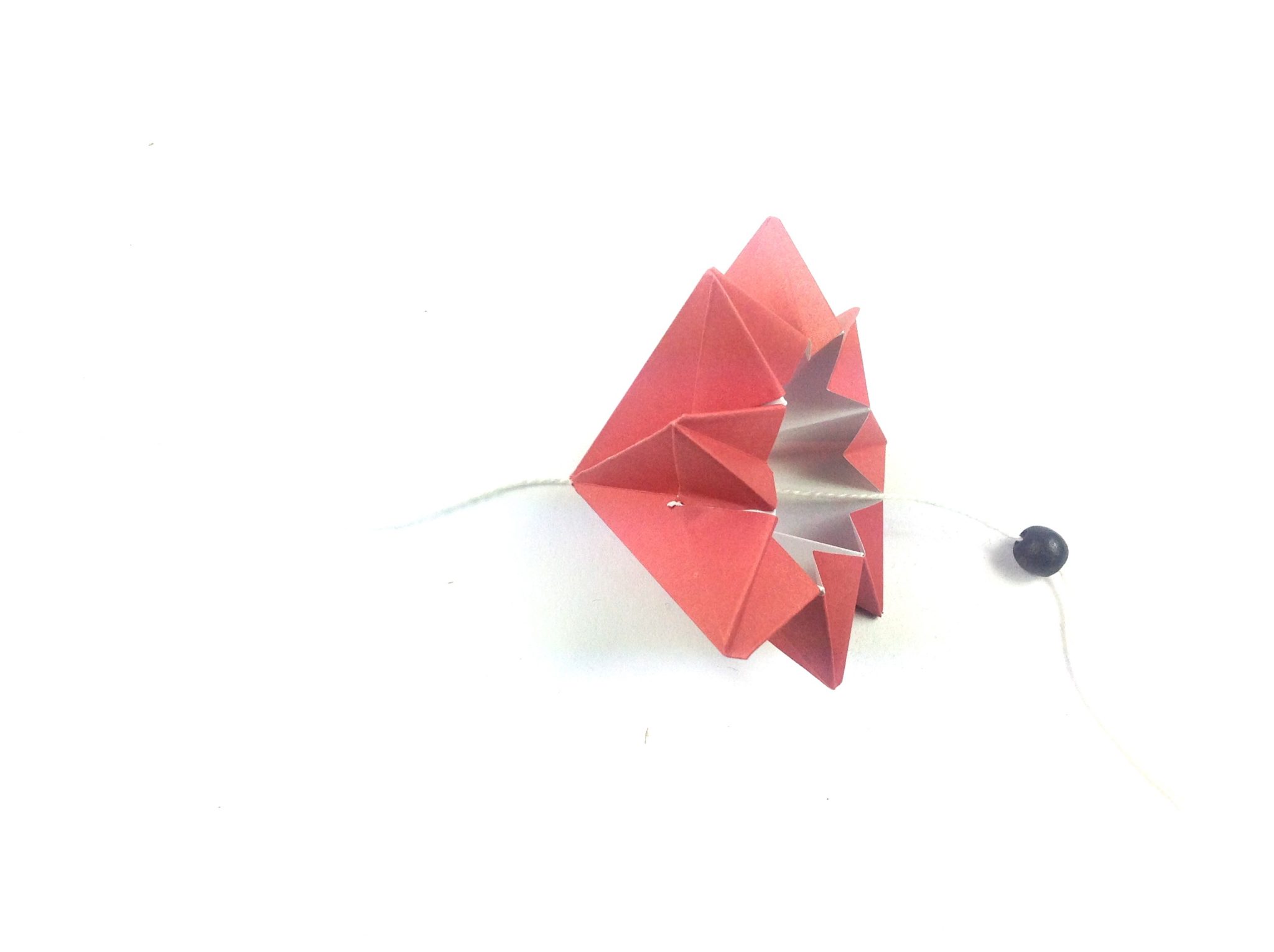 Мобиль оригами-прикрепите бусинку