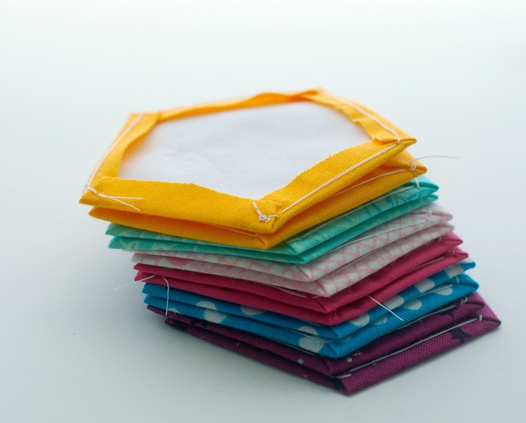Мяч из ткани: техника шитья по бумаге