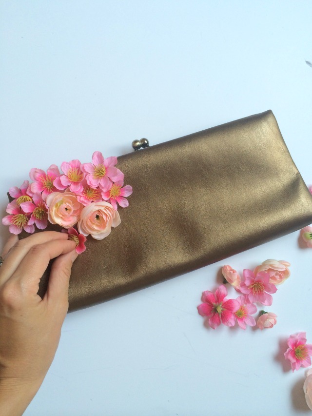 Украшение сумочки цветами-приклейте цветы
