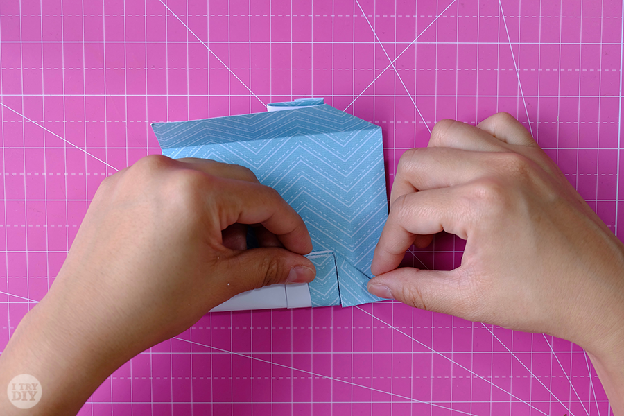 Оригами конверт для денег-сделайте складку с другой стороны