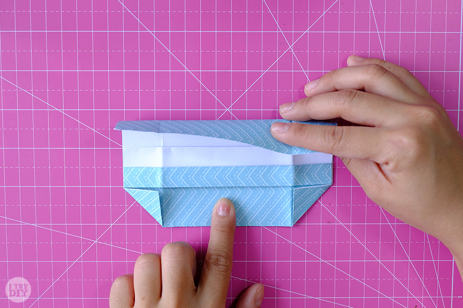 Оригами конверт для денег-загните лист вниз