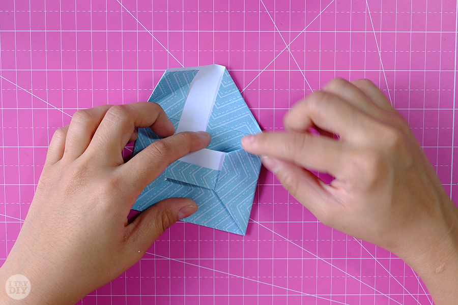Оригами конверт для денег-заверните угол за поясок