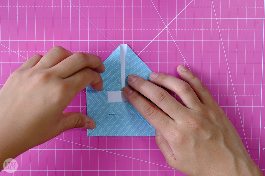 Оригами конверт для денег-повторите с другой стороны