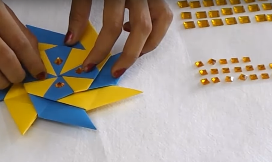Оригами звезда ниндзя-приклейте кристаллы
