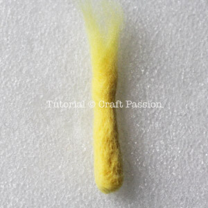 Миньон из фетра-сделайте палочки из желтой шерсти