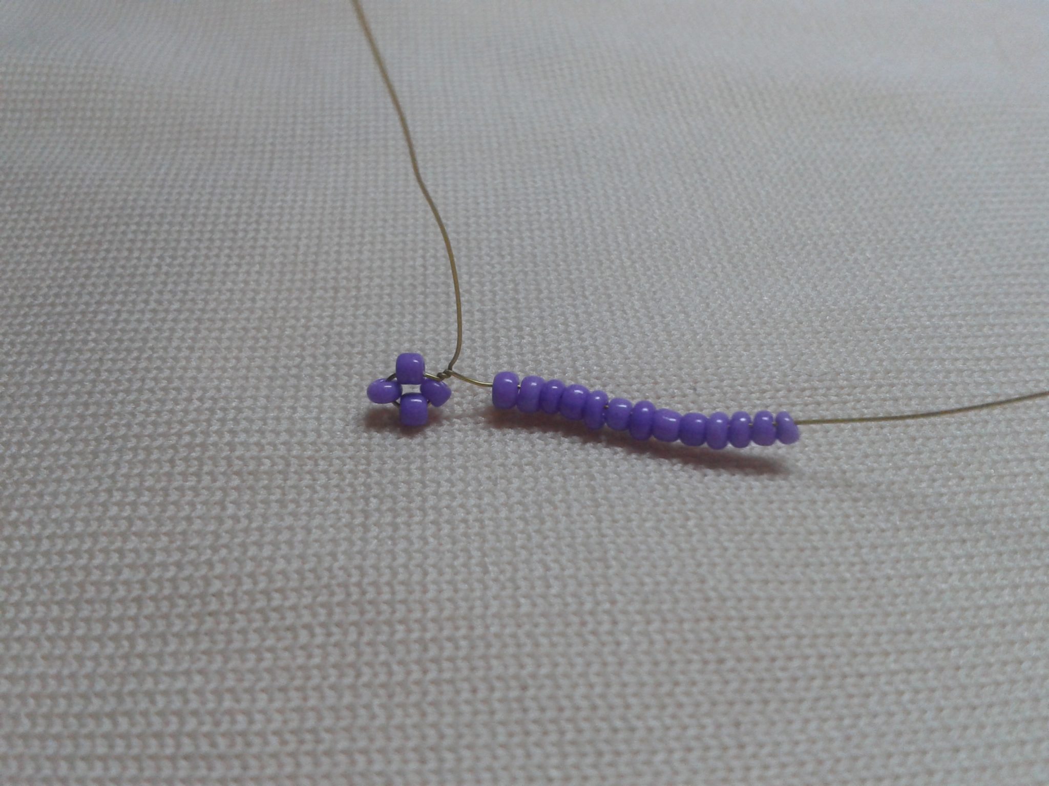 плетение фиалки из бисера 1