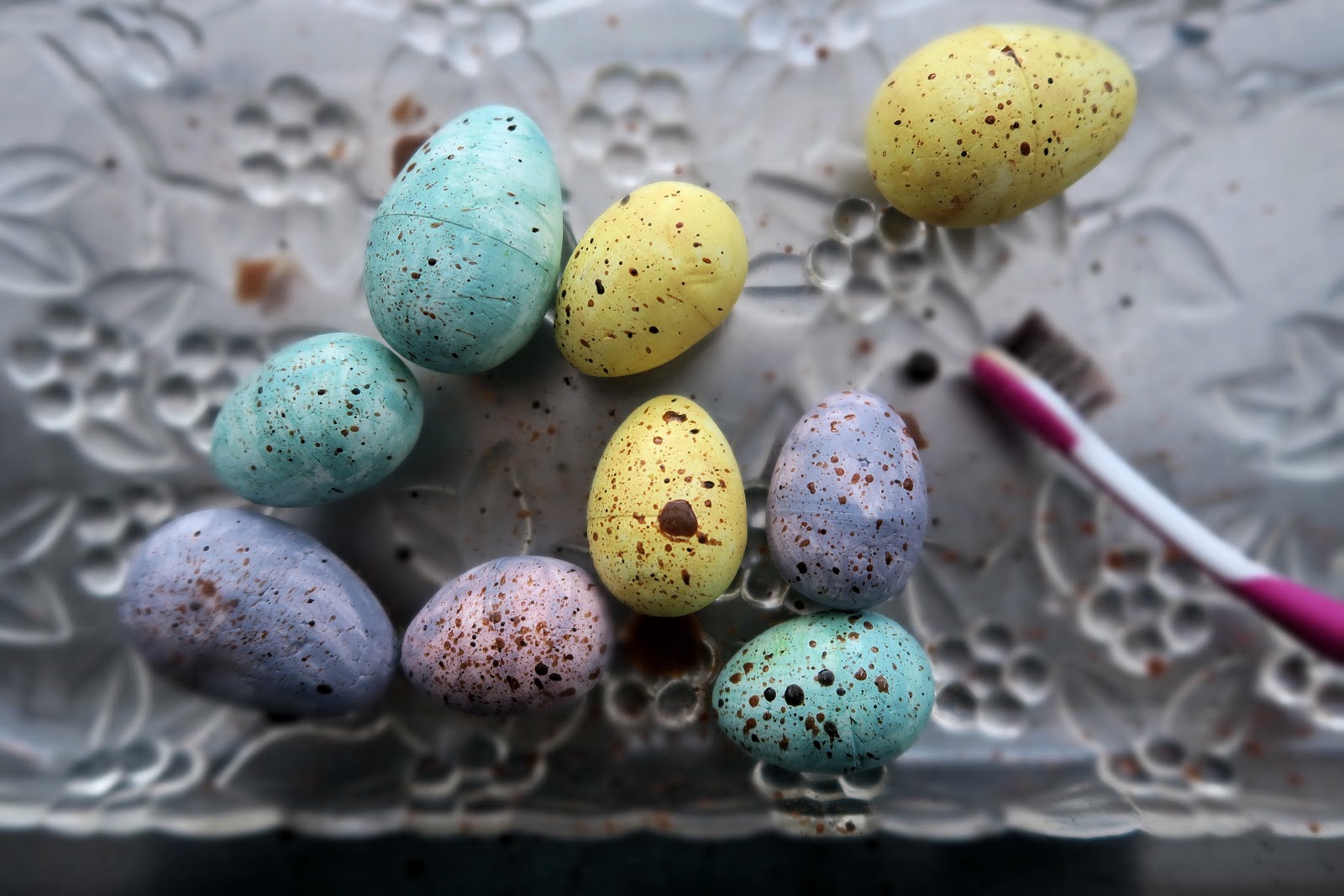 Декор пасхальных яиц-добавьте брызги краски