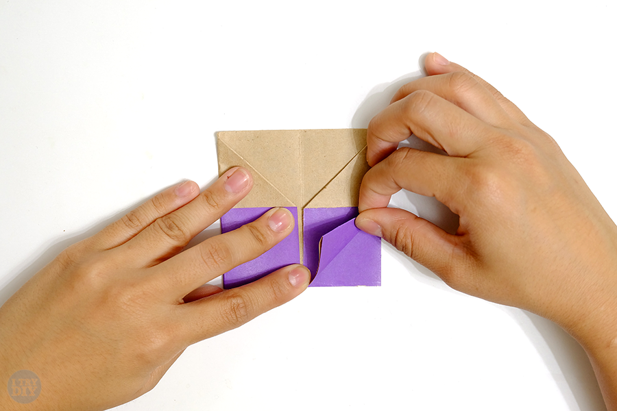 Оригами подставка для яиц-заверните нижний правый угол вверх