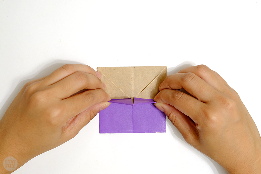 Оригами подставка для яиц-заверните нижний треугольник вверх
