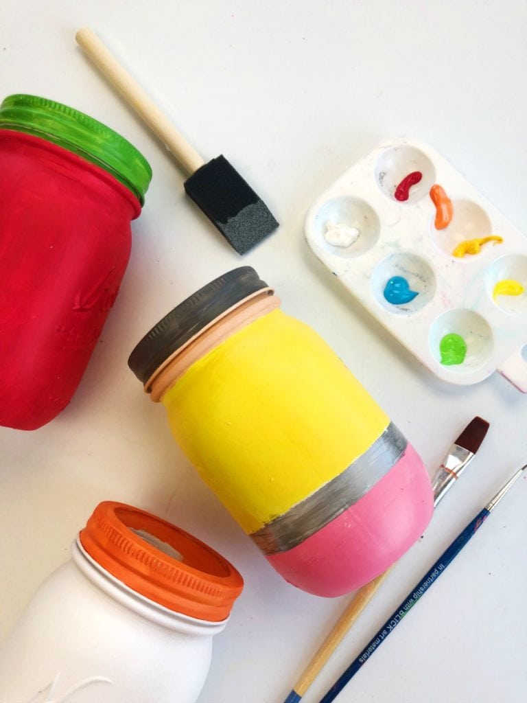 Как сделать карандашницу - раскрасьте банки красками
