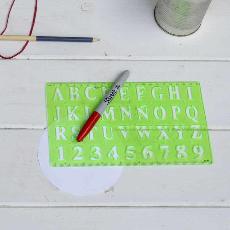 Как сделать анвент календарь из жестяных банок - нарисуйте цифры на бумажных кругах