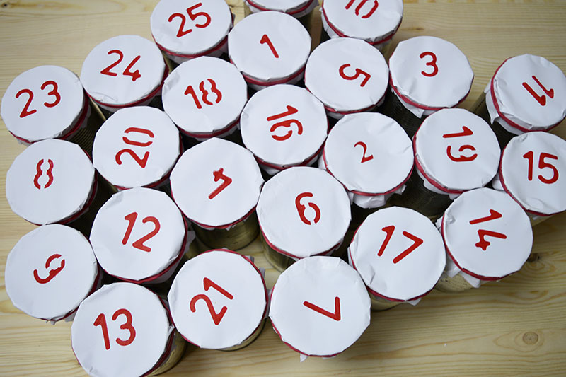Как сделать анвент календарь из жестяных банок - заполните все банки угощениями и сюрпризами