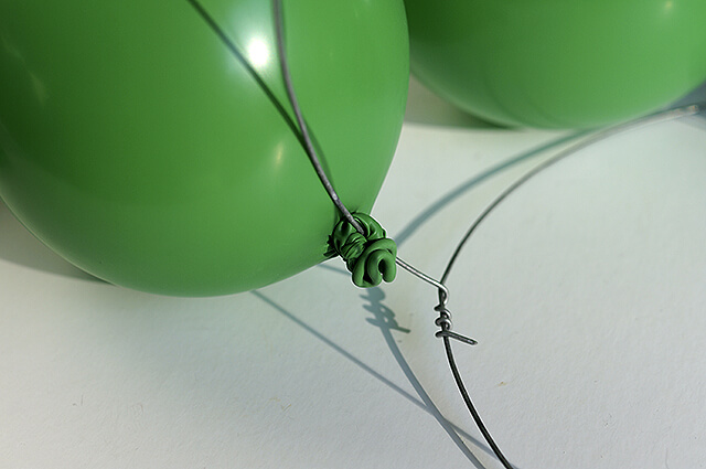 Как сделать анвент календарь из воздушных шаров - прикрепите шары на проволочную основу