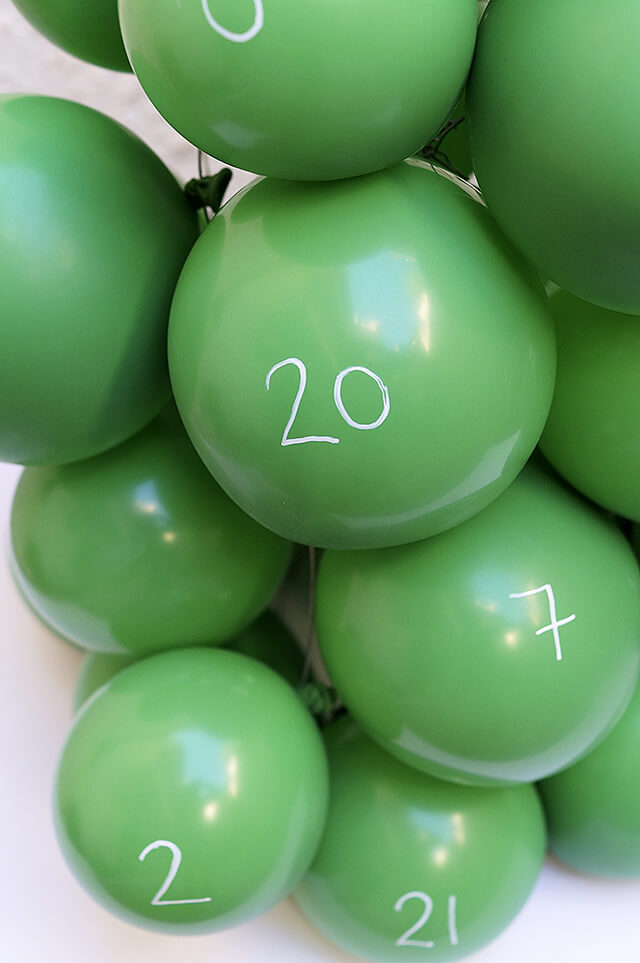 Как сделать анвент календарь из воздушных шаров - пронумеруйте шары