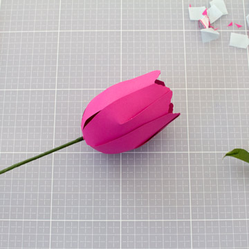 Тюльпаны из бумаги своими руками - вставьте проволоку с бахромой внутрь цветка