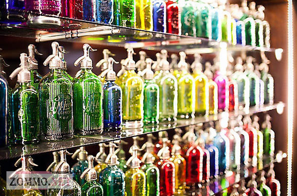 Коллекция разноцветных бутылок