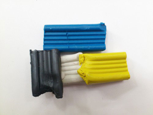 Голубой, синий или фиолетовый, а также желтый и черный пластилин