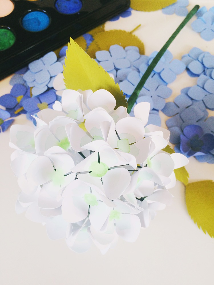 Гортензия из бумаги-фиксируем цветок флористической лентой
