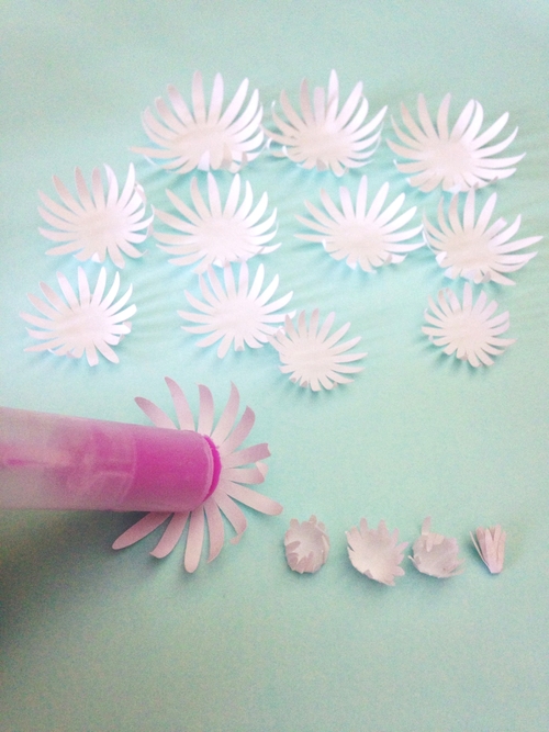Хризантемы из бумаги-начинаем собирать цветок