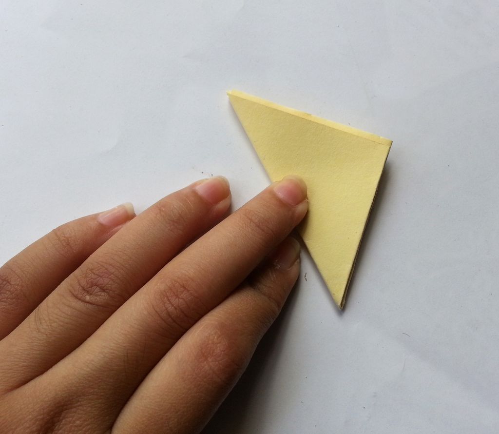 Камелии из бумаги-складываем в треугольник