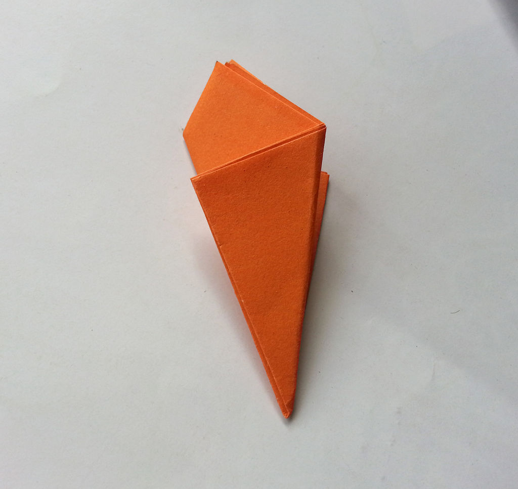 Камелии из бумаги-сворачиваем треугольником