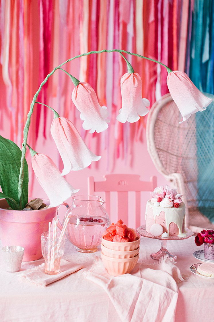 Колокольчики из бумаги розовые на праздничном столе