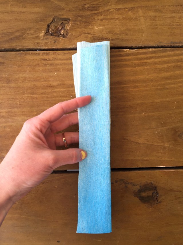 Колокольчики из бумаги-складываете бумагу гармошкой
