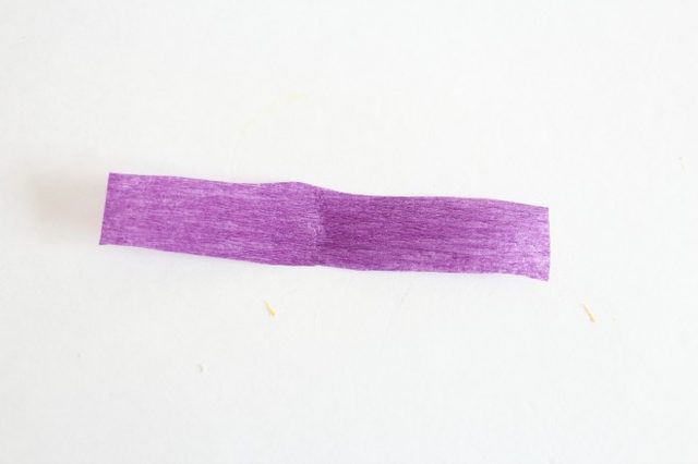 Крокусы из бумаги-вырезаем фиолетовую полоску
