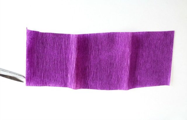 Крокусы из бумаги-вырезаем фиолетовую полоску