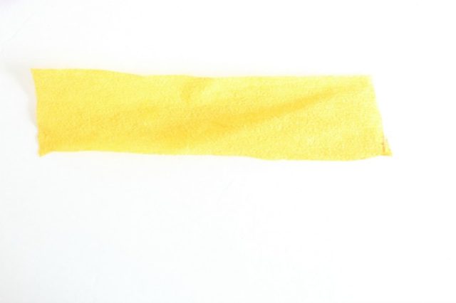 Крокусы из бумаги-отрезаем желтую полоску
