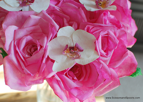 Орхидея из бумаги в букете роз