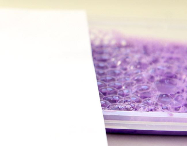 Открытка с гортензиями из мыльных пузырей-прикладываем лист бумаги