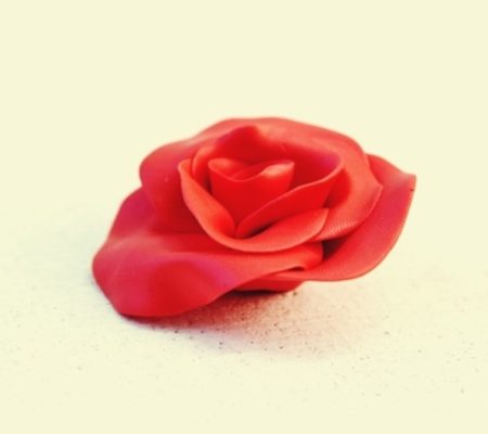 роза из полимерной глины своими руками