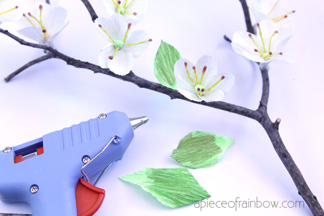 Цветущая вишня из бумаги-клеим на ветку цветы и лепестки