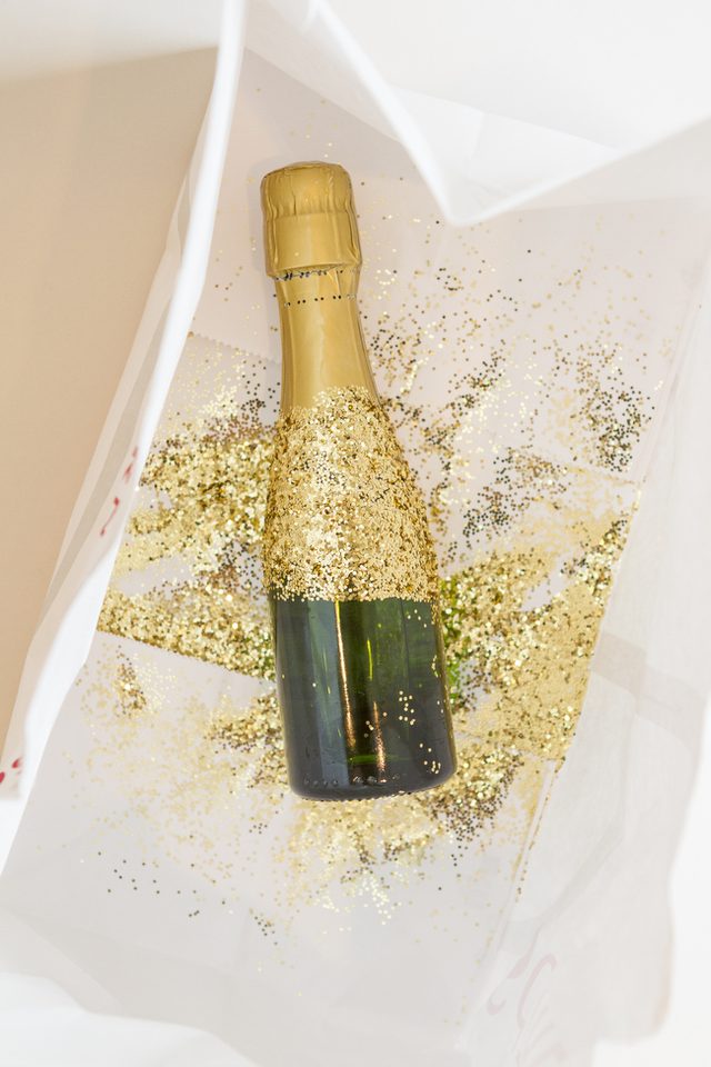 Как украсить шампанское-приклейте золотые блестки