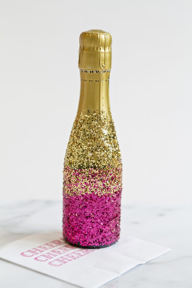 Как украсить шампанское-добавьте розовый глиттер