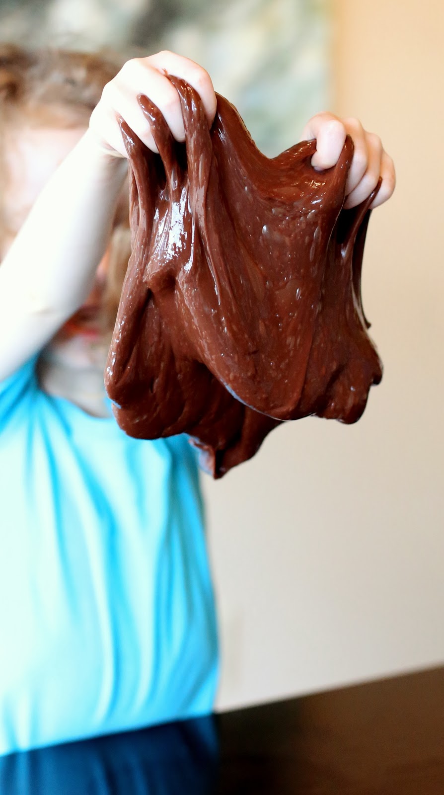 Лизун с ароматом шоколада-большой комок в руках ребенка