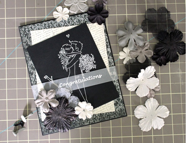 Украшаем открытку на свадьбу: бумажные цветы
