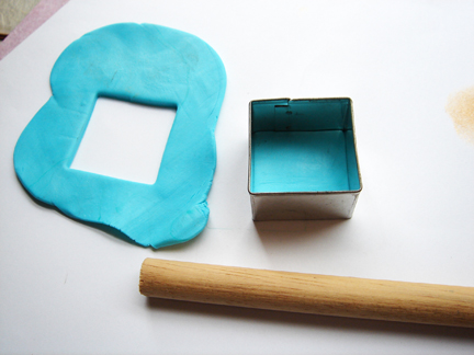 Пуговица из глины-вырежьте голубой квадрат