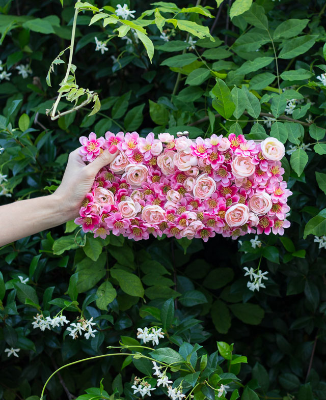 Украшение сумочки цветами-вид вблизи