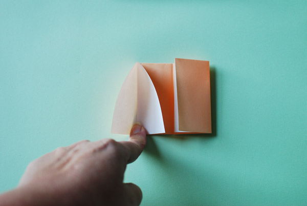 Домик оригами-вставьте палец между листами бумаги