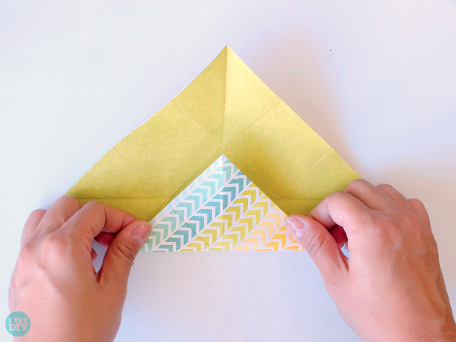Конверт оригами-заверните углы к центру