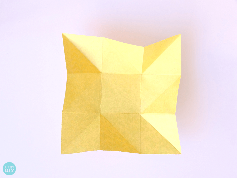 Конверт оригами-согните пальцами противоположные углы